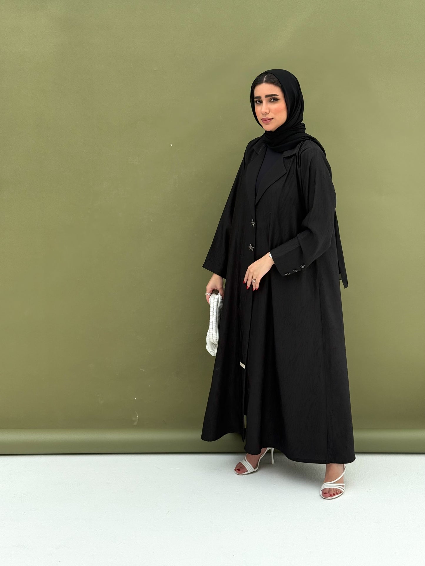Abaya featuring two star-shaped buttons