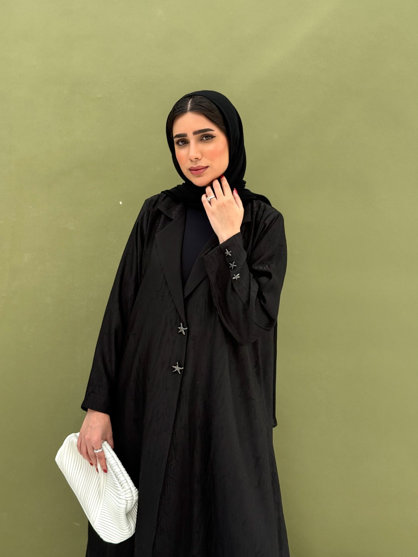 Abaya featuring two star-shaped buttons