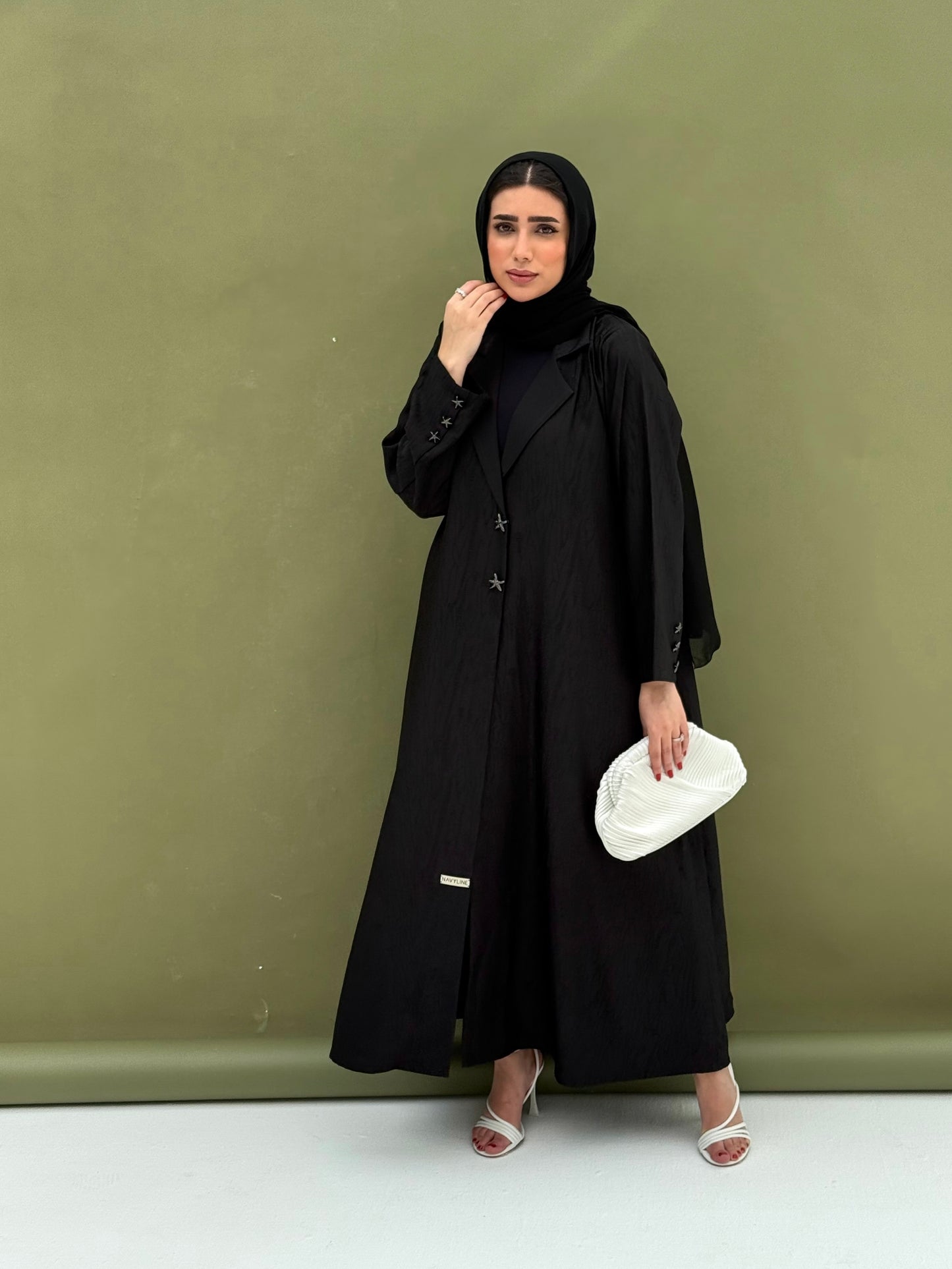 Abaya featuring two star-shaped buttons