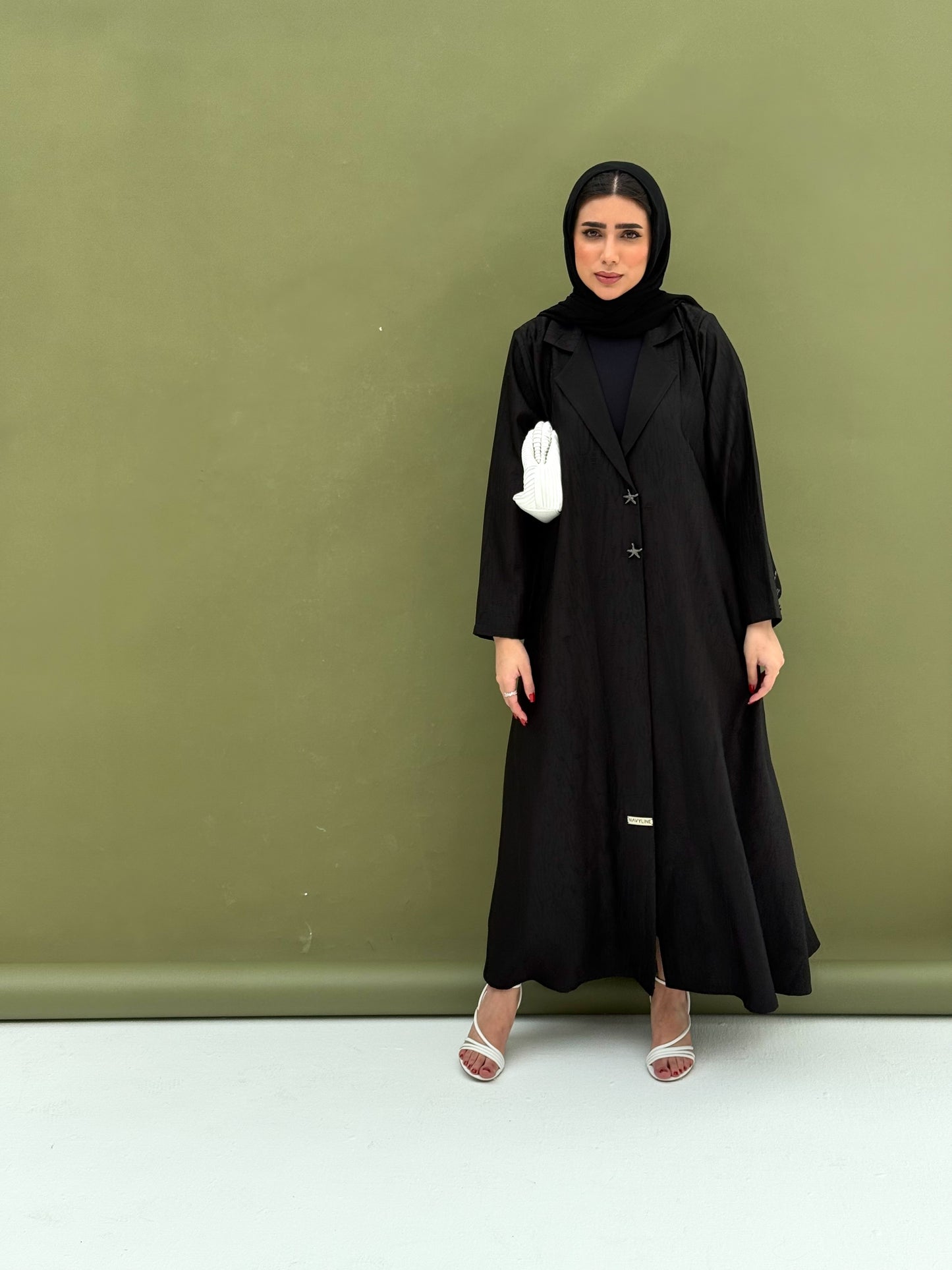 Abaya featuring two star-shaped buttons