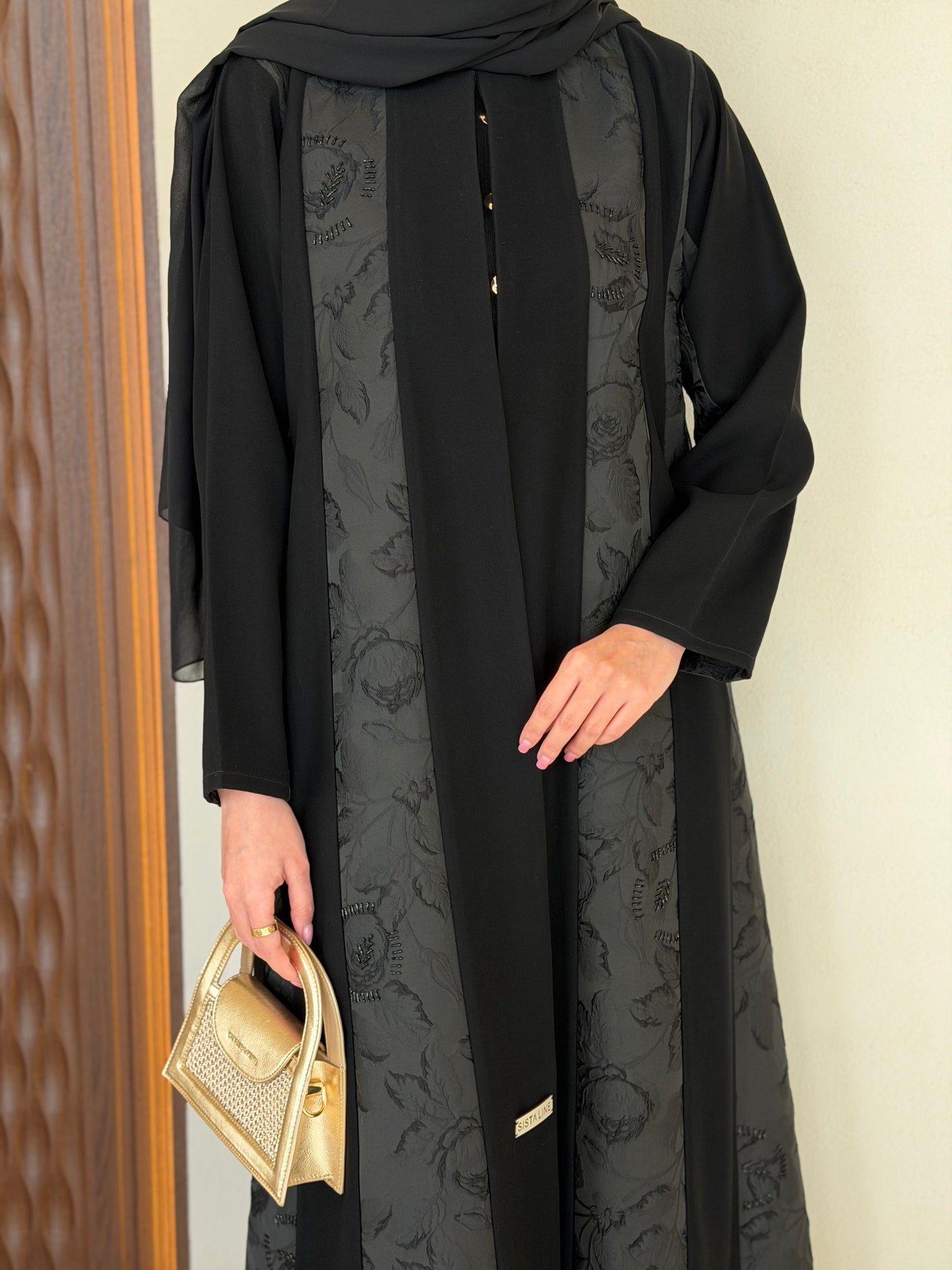 A cloche-style abaya combining two fabrics