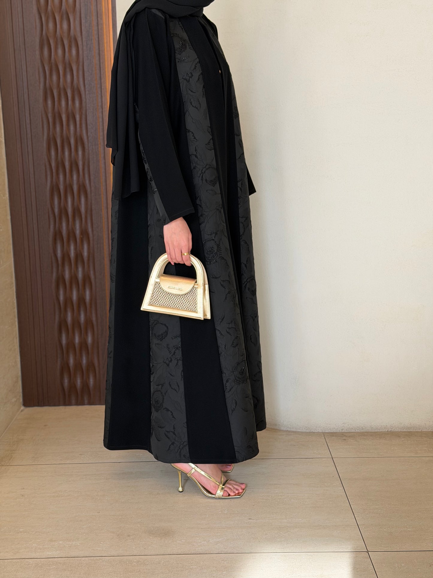A cloche-style abaya combining two fabrics