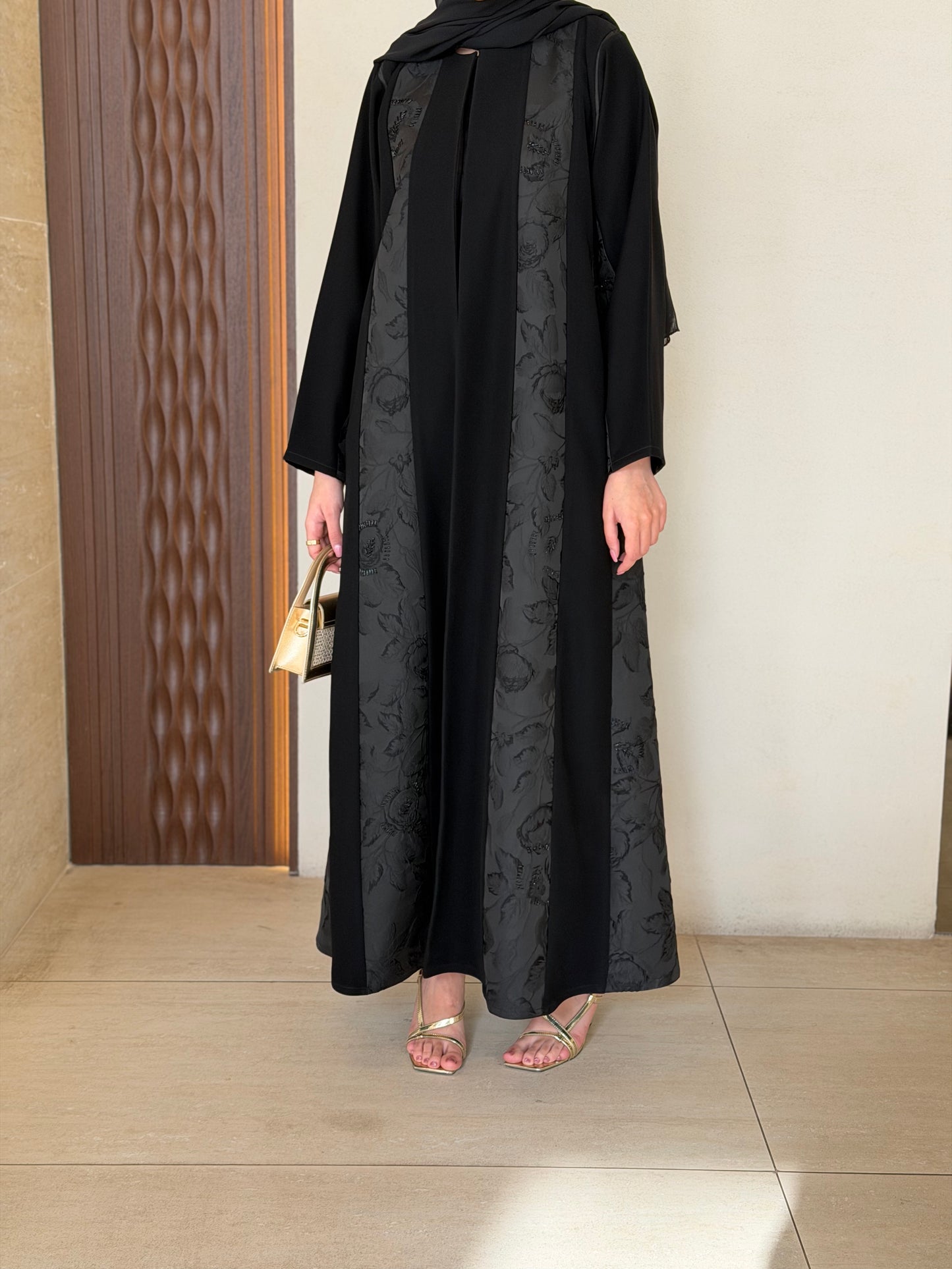 A cloche-style abaya combining two fabrics